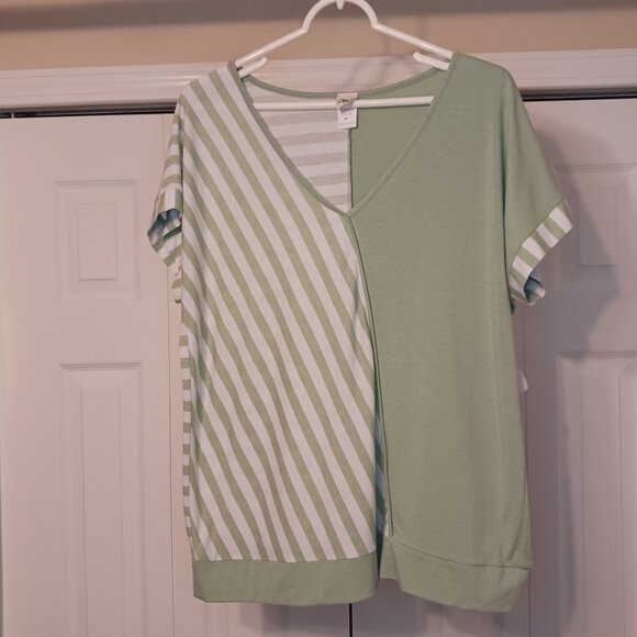 #91 3/$18 - Sew in Love Green/White Short Sleeve Top Size M - Picture 1 of 6